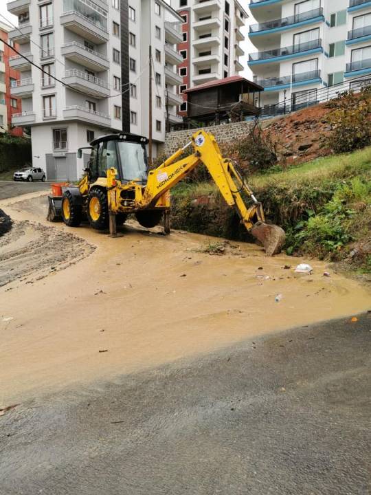 FEN İŞLERİ EKİPLERİMİZ SU TAŞKINLARINA MÜDAHALE EDİYOR