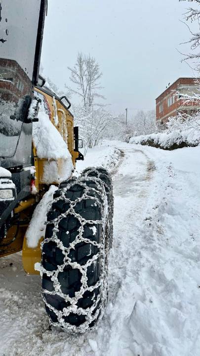 BELEDİYE EKİPLERİMİZ TARAFINDAN SÜRDÜRÜLEN KAR TEMİZLEME ÇALIŞMALARIMIZ