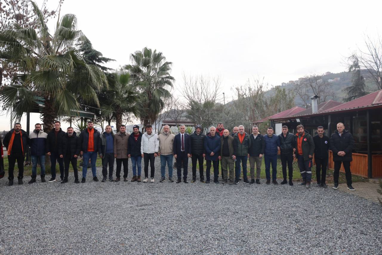 BAŞKANIMIZ KARLA MÜCADELE KAPSAMINDA SAHADA EMEK VEREN PERSONELİMİZLE BİR ARAYA GELDİ