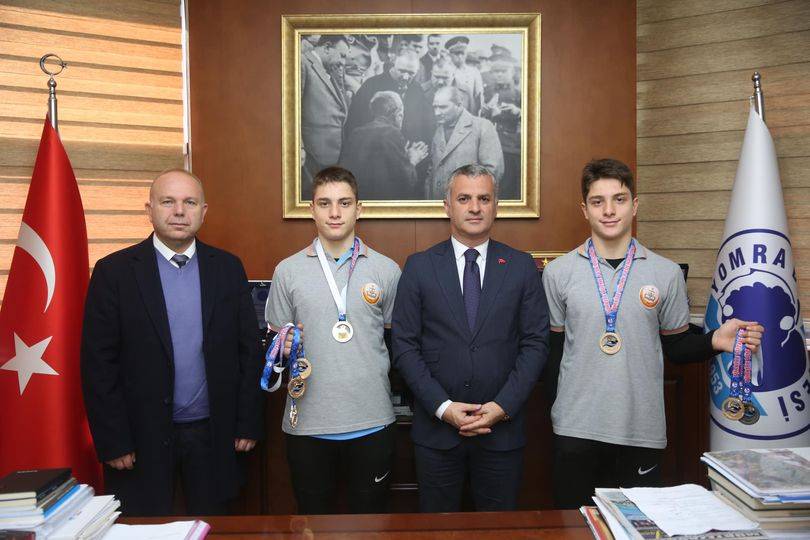 YÜZME ŞAMPİYONASI BİRİNCİLERİNİN NEZAKET ZİYARETİ YÜZME ŞAMPİYONASI BİRİNCİLERİNİN NEZAKET ZİYARETİ