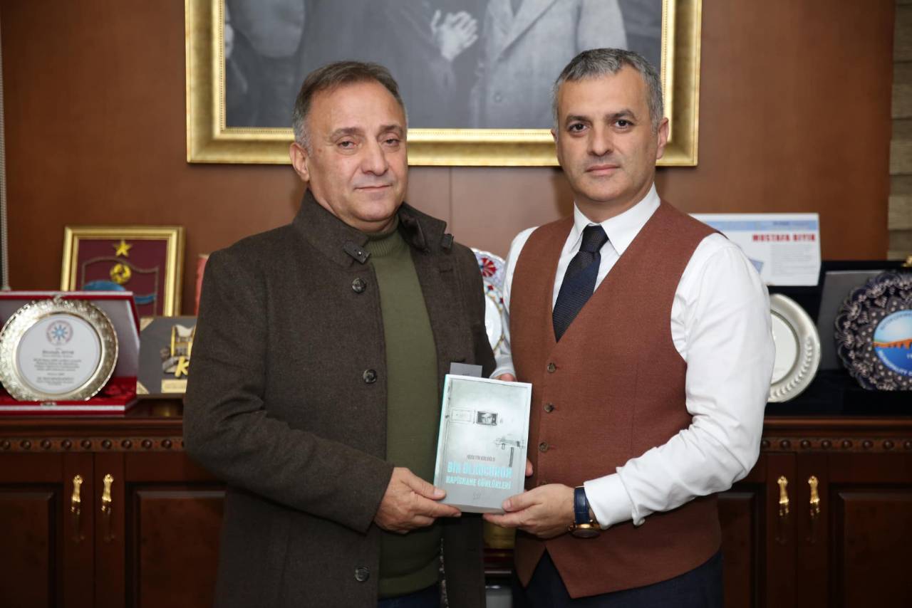 YAZAR HÜSEYİN KOLOĞLU'NDAN BELEDİYE BAŞKANIMIZI MAKAMINDA ZİYARET