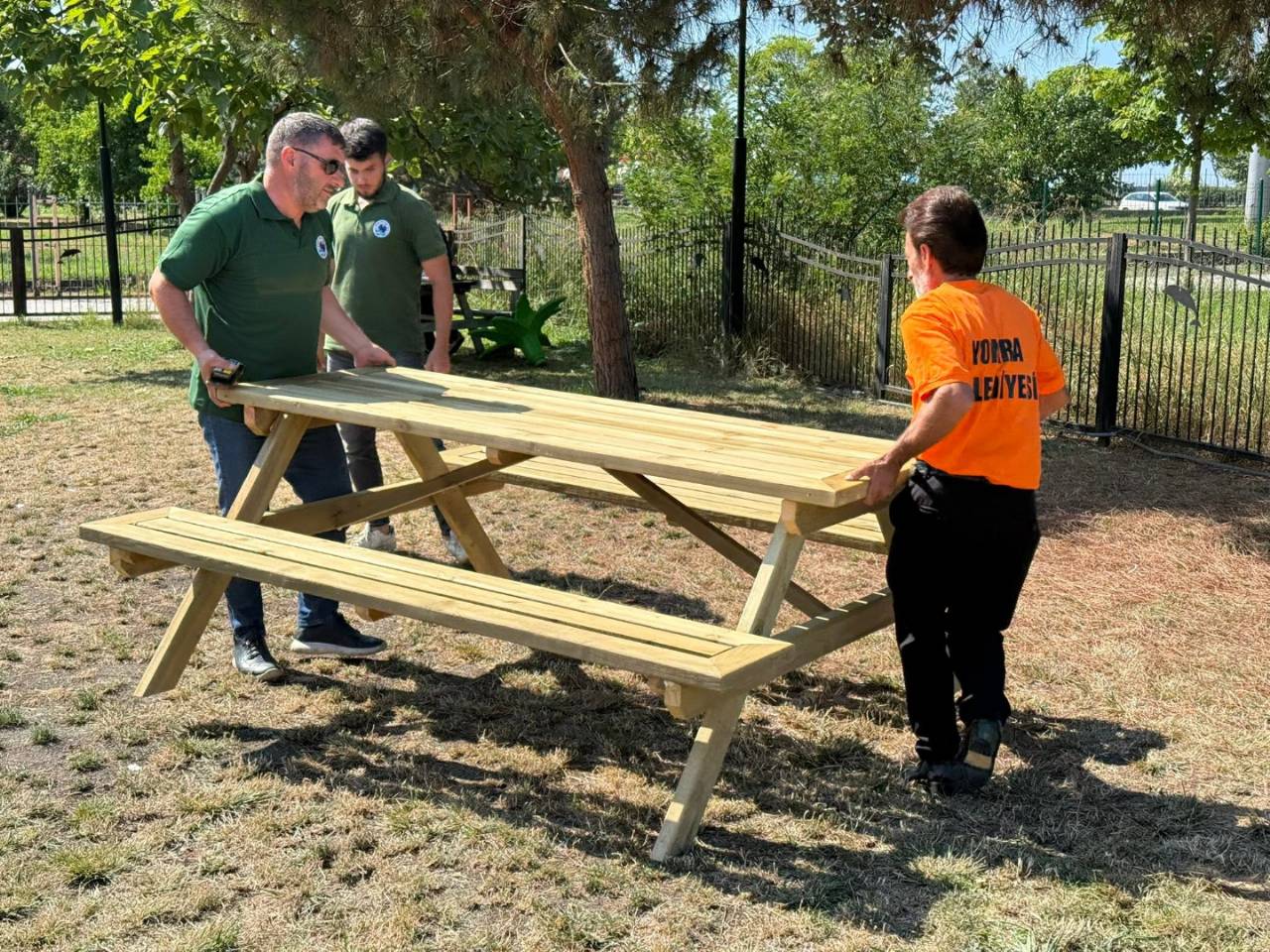 İLÇEMİZDE BULUNAN PARK VE SOSYAL ALANLARIMIZA YENİ PİKNİK MASALARI YERLEŞTİRDİK