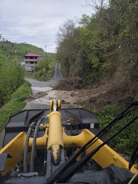 FEN İŞLERİ EKİPLERİMİZ TARAFINDAN GERÇEKLEŞTİRİLEN TEMİZLİK VE DÜZENLEME ÇALIŞMALARIMIZ 