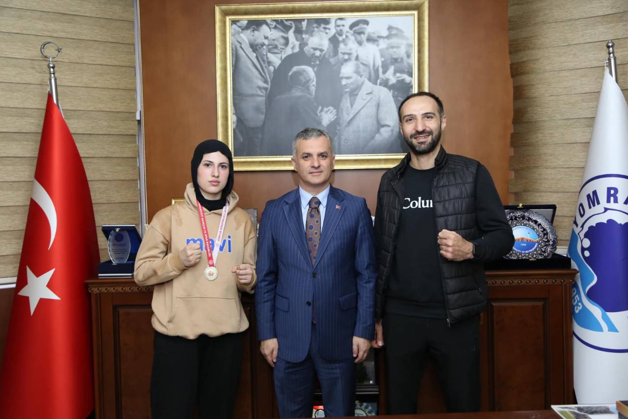 WUSHU KUNGFU TRABZON İL ŞAMPİYONU VE ANTRENÖRÜNDEN BAŞKANIMIZA ZİYARET WUSHU KUNGFU TRABZON İL ŞAMPİYONU VE ANTRENÖRÜNDEN BAŞKANIMIZA ZİYARET