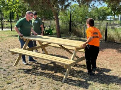 İLÇEMİZDE BULUNAN PARK VE SOSYAL ALANLARIMIZA YENİ PİKNİK MASALARI YERLEŞTİRDİK