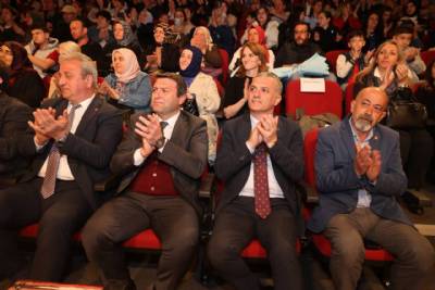BAŞKANIMIZ YOMRA FEN LİSESİNDE DÜZENLENEN ANADOLU TÜRKÜLERİ ADLI KONSERE KATILDI