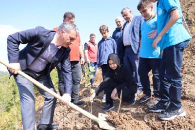 BAŞKANIMIZ ORTAOKUL ÖĞRENCİLERİ İLE GERÇEKLEŞTİRİLEN FİDAN DİKİMİ ETKİNLİĞİNE KATILDI