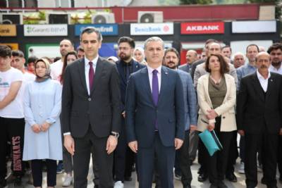 Atatürk'ü Anma, Gençlik ve Spor Bayramı, çelenk sunma töreni