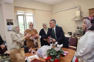 BAŞKANIMIZ GELECEĞİMİZİN MİMARLARI ÖĞRETMENLERİMİZİN ÖĞRETMENLER GÜNÜNÜ KUTLADI