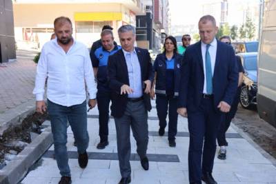 BAŞKANIMIZ İLÇEMİZDE YÜRÜTÜLEN KALDIRIM YENİLEME ÇALIŞMALARINI YERİNDE İNCELEDİ