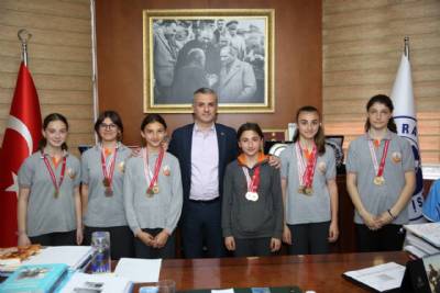Atletizm Şampiyonu öğrenciler