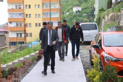 BAŞKANIMIZ DURSUN ŞAHİN CADDESİNDE DEVAM EDEN ÇEVRE DÜZENLEME ÇALIŞMALARINI YERİNDE İNCELEDİ