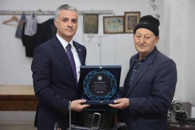 BAŞKANIMIZ EN ESKİ ESNAFIMIZA PLAKET TAKDİM ETTİ